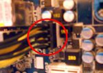 Подключенный кабель питания центрального процессора
